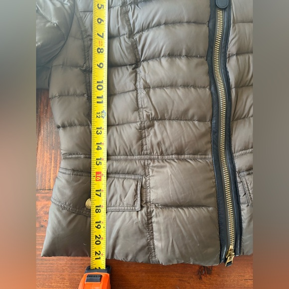 Burberry Wickliffelt Leather-Trim Peplum
Puffer Down Jacket Sz Medium - Picture 15 of 16